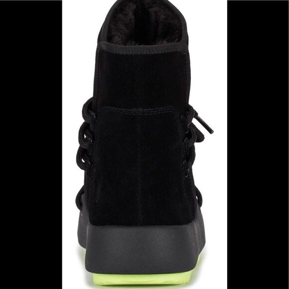 Baretraps dish water resistant  weatherproof,treaded soul, faux shearling bootie - Picture 12 of 12